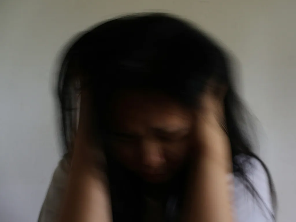 Orang mencari bisnis dari ponsel